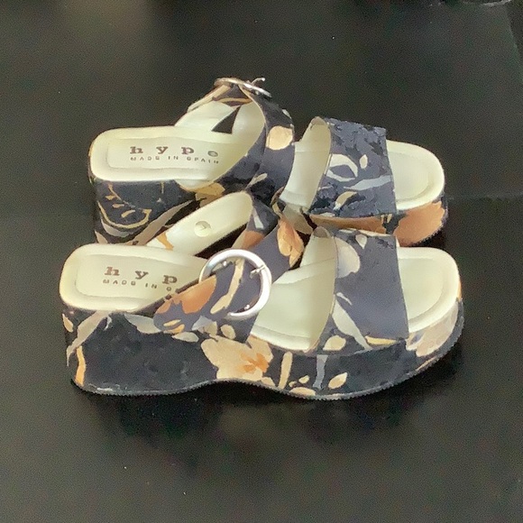 Hype gold floral on black 4 inch platform sandal - Picture 3 of 5